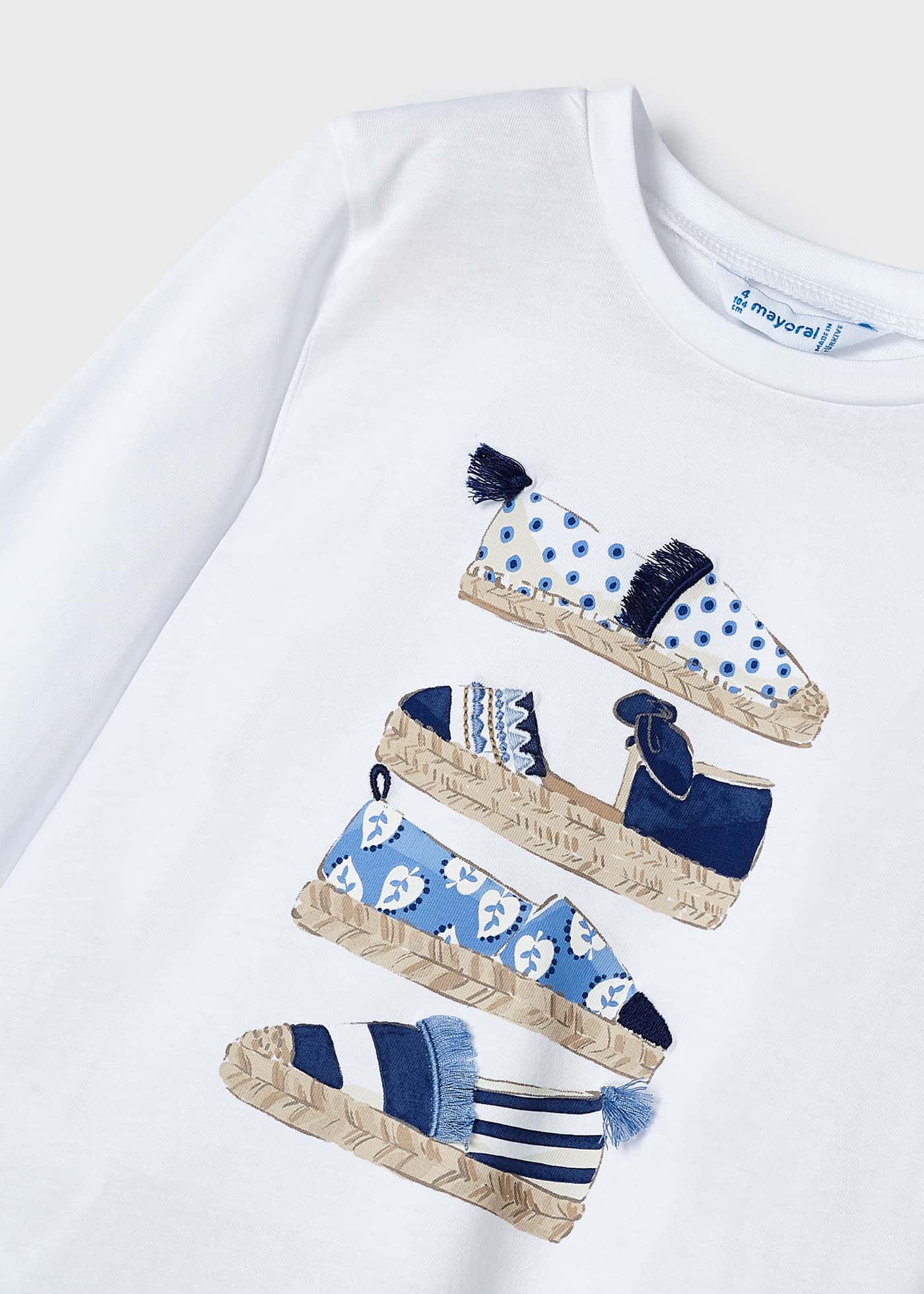 Camiseta infantil Better Cotton com elástico de cabelo.