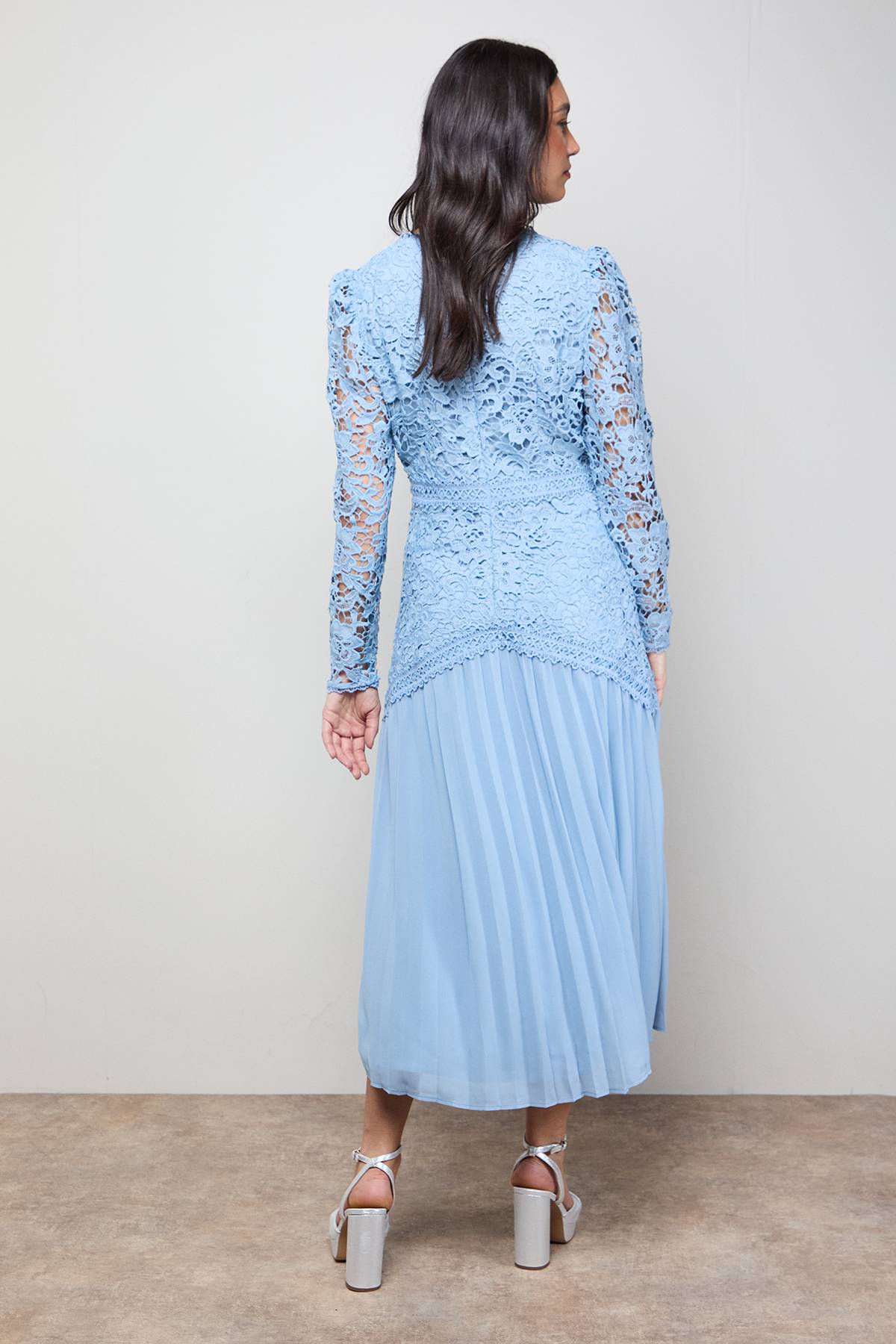 Oasis Robe Mi-Longue à Manches Longues avec Corsage en Dentelle et Jupe Plissée
