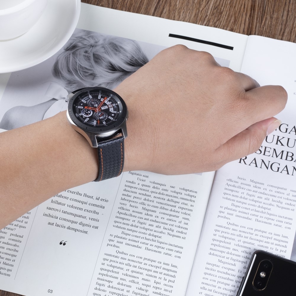 (Gr. XL) Samsung Galaxy Watch 46mm / Gear S3 Classic / S3 Frontier Echtleder Armband im Carbon Look (Gelenkumfang 185-245 mm) - Schwarz / Orange