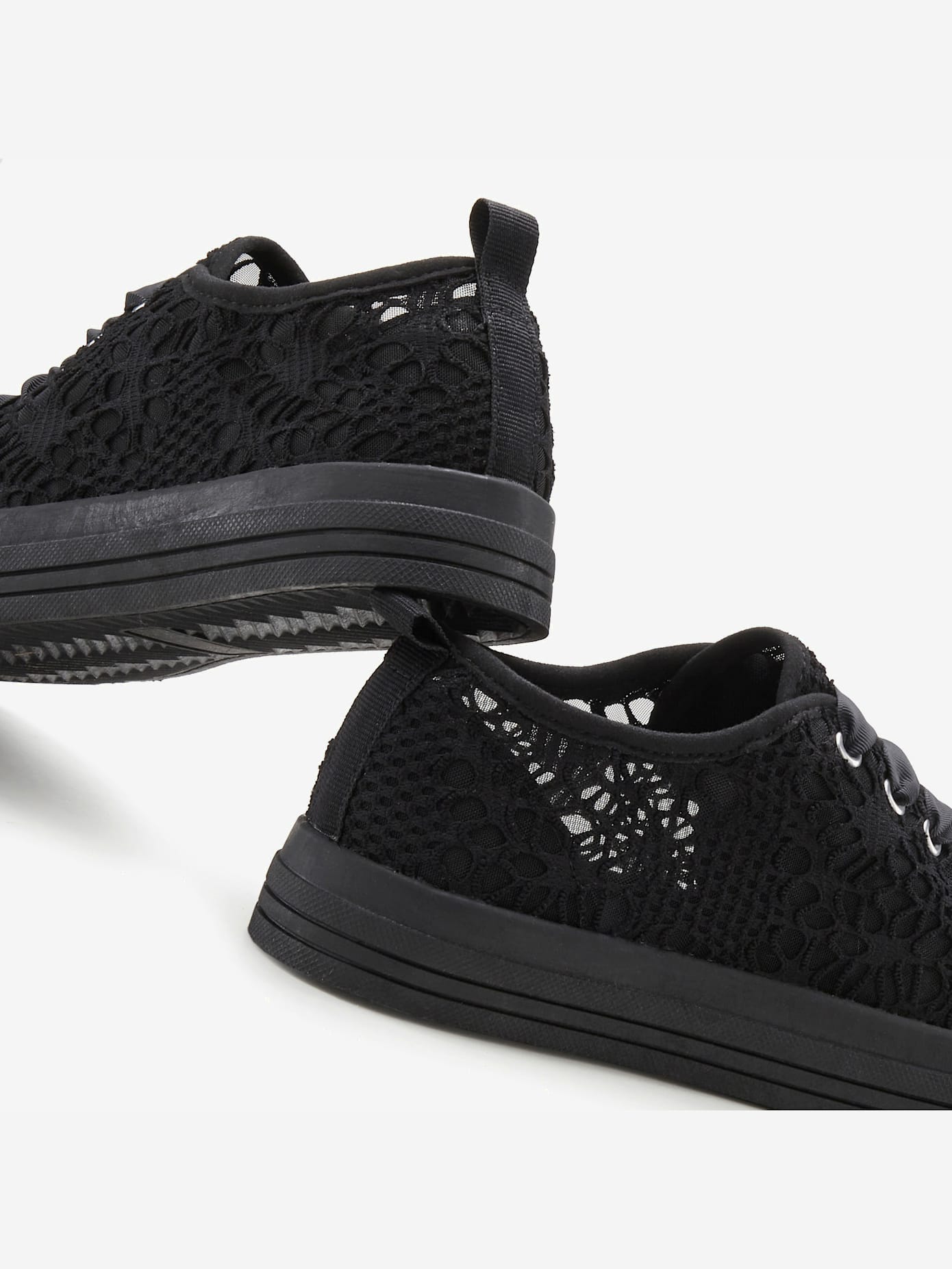 Baskets sneakers avec dentelle tendance et semelle compensée légère
