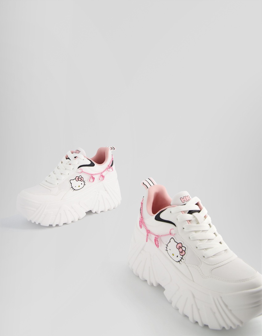 Tênis plataforma Hello Kitty com detalhes em strass