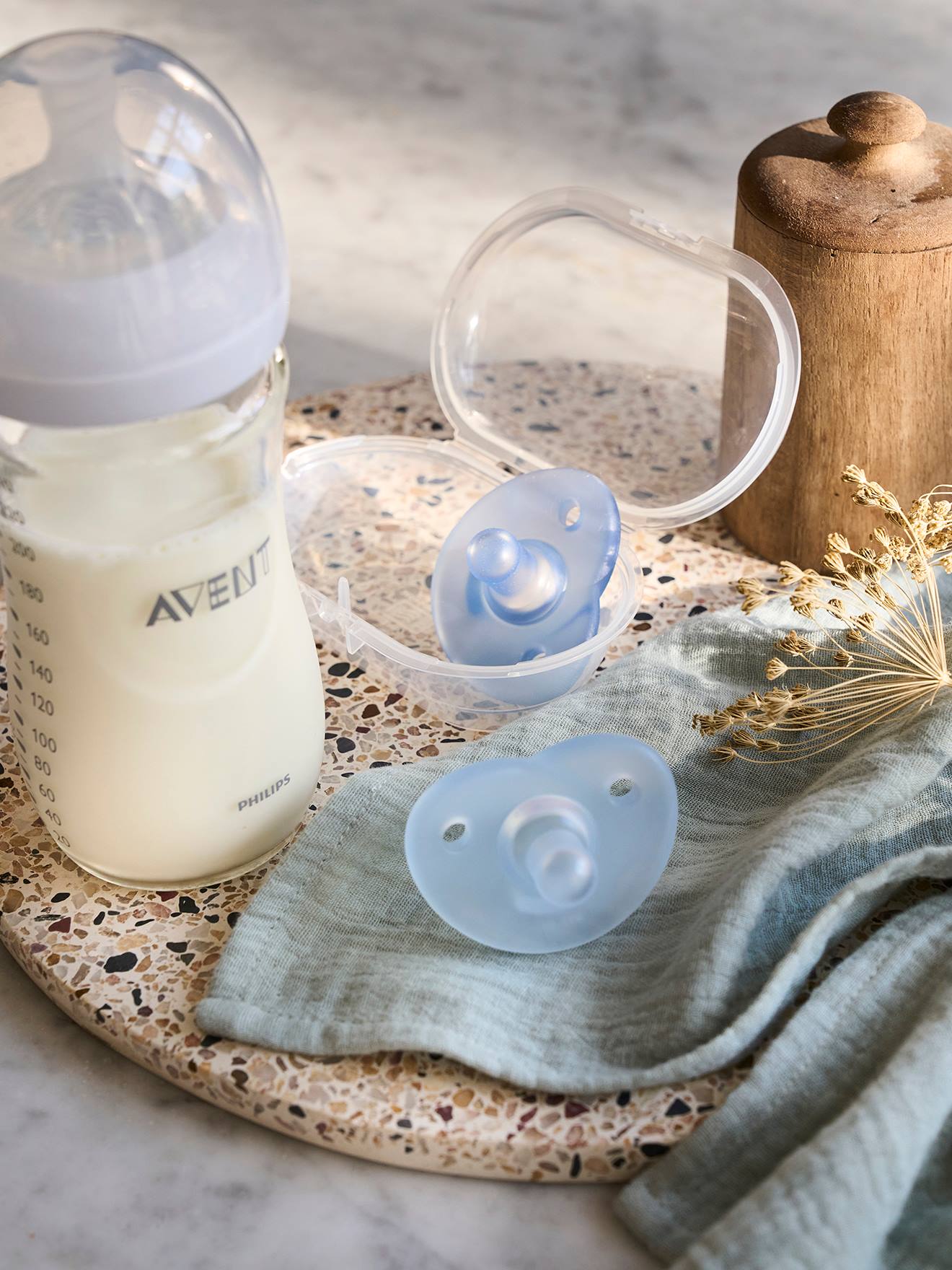 Pacote com 2 chupetas Philips AVENT Soothie Heart para recém-nascidos, rosa claro liso.