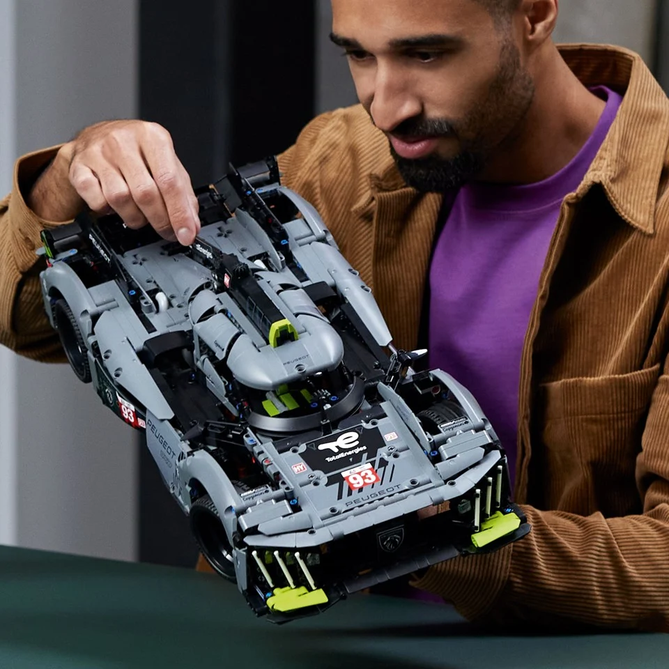 LEGO Technic - PEUGEOT 9X8 24H Le Mans Hybrid Hypercar (42156)
