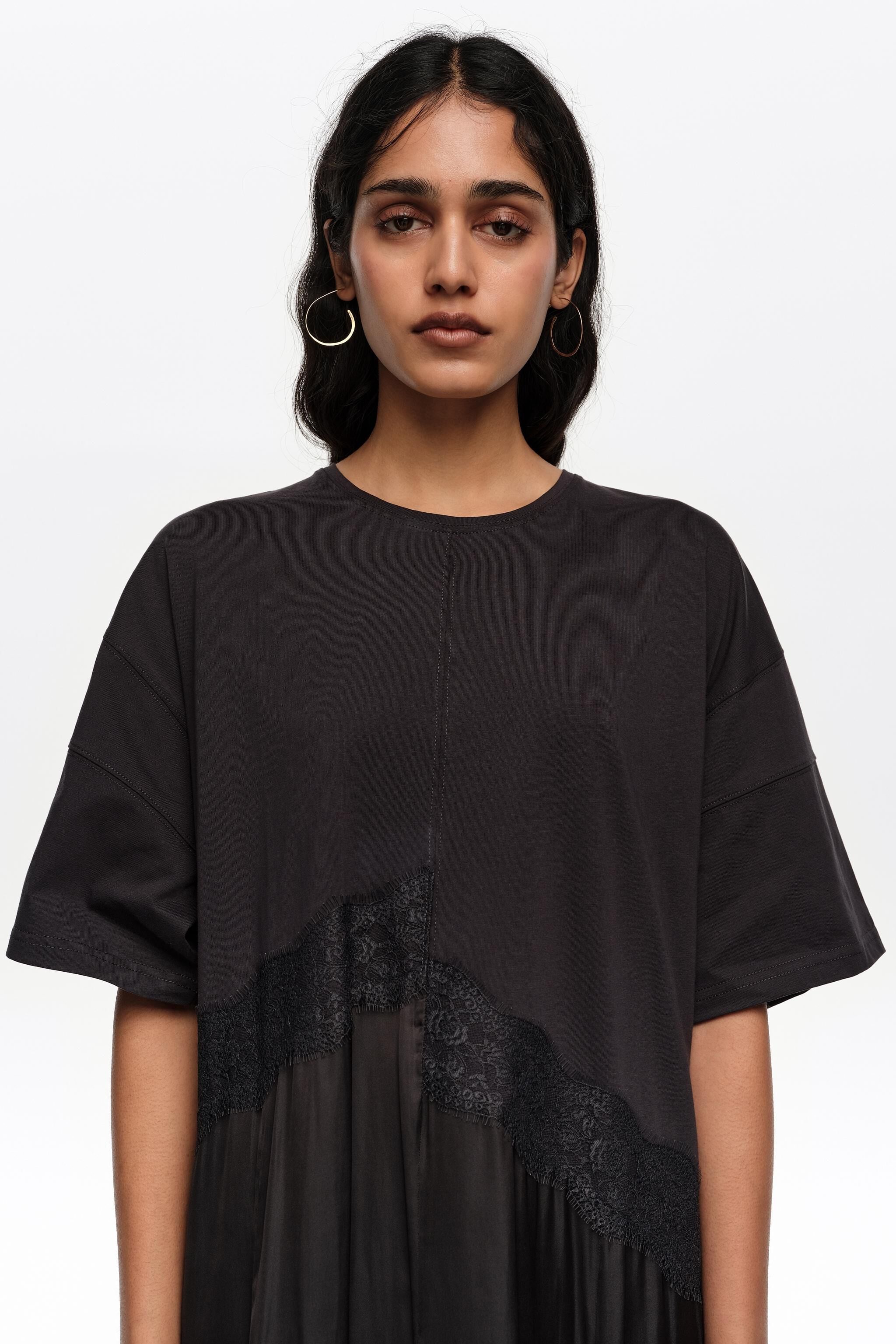 Vestido preto assimétrico de dois materiais