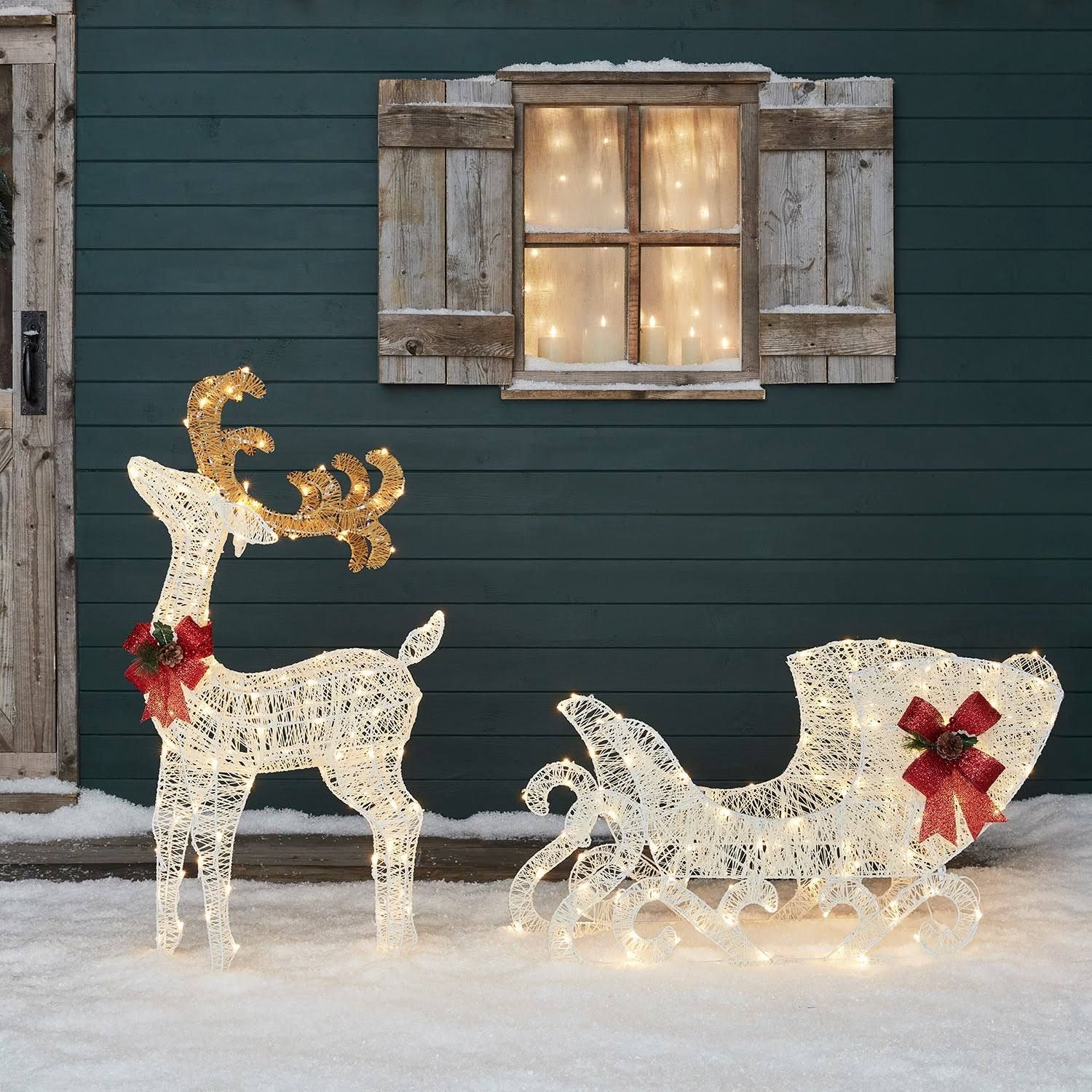 lights4fun Großes Harewood LED Rentier mit Schlitten