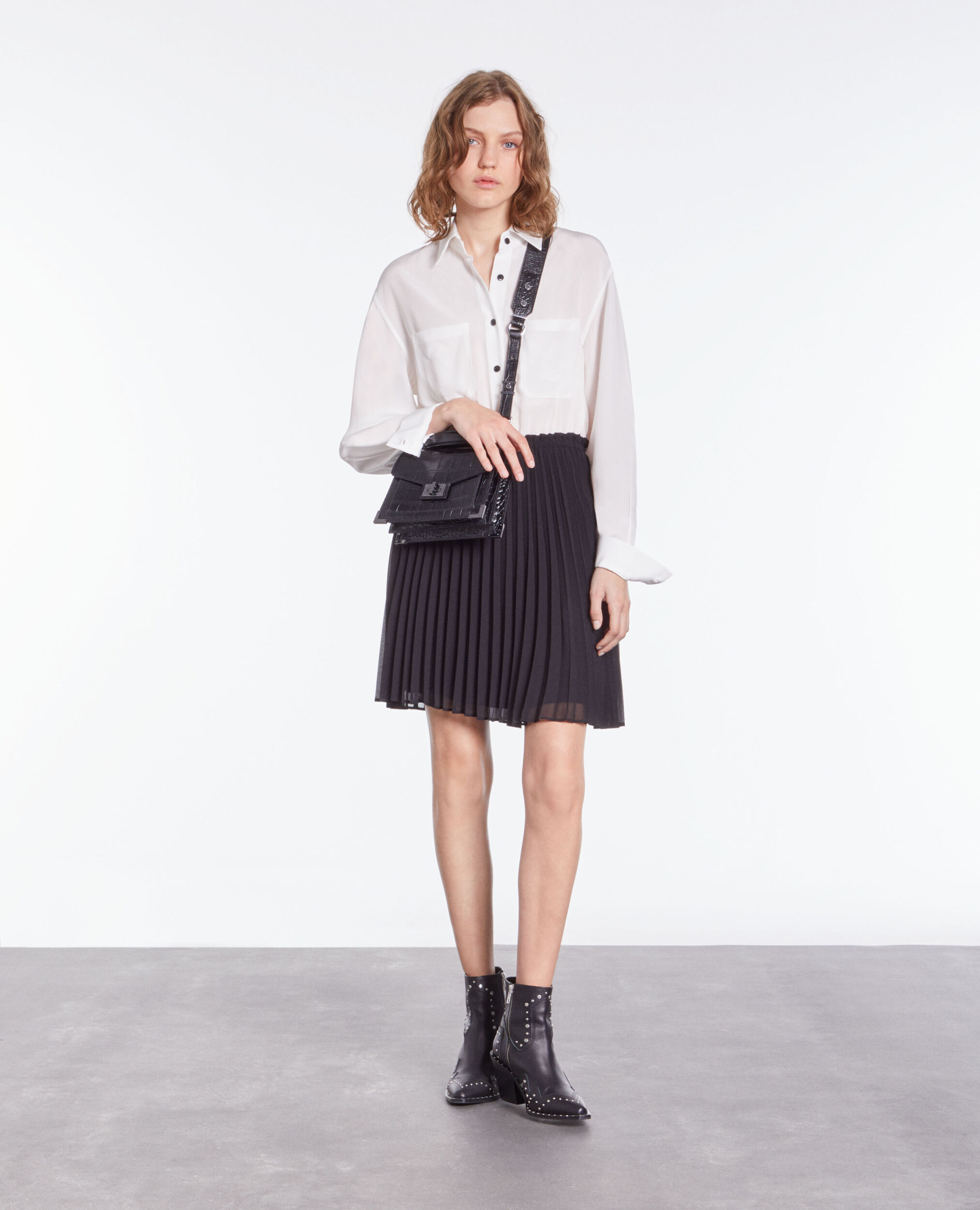 Robe courte plissée noire et blanche