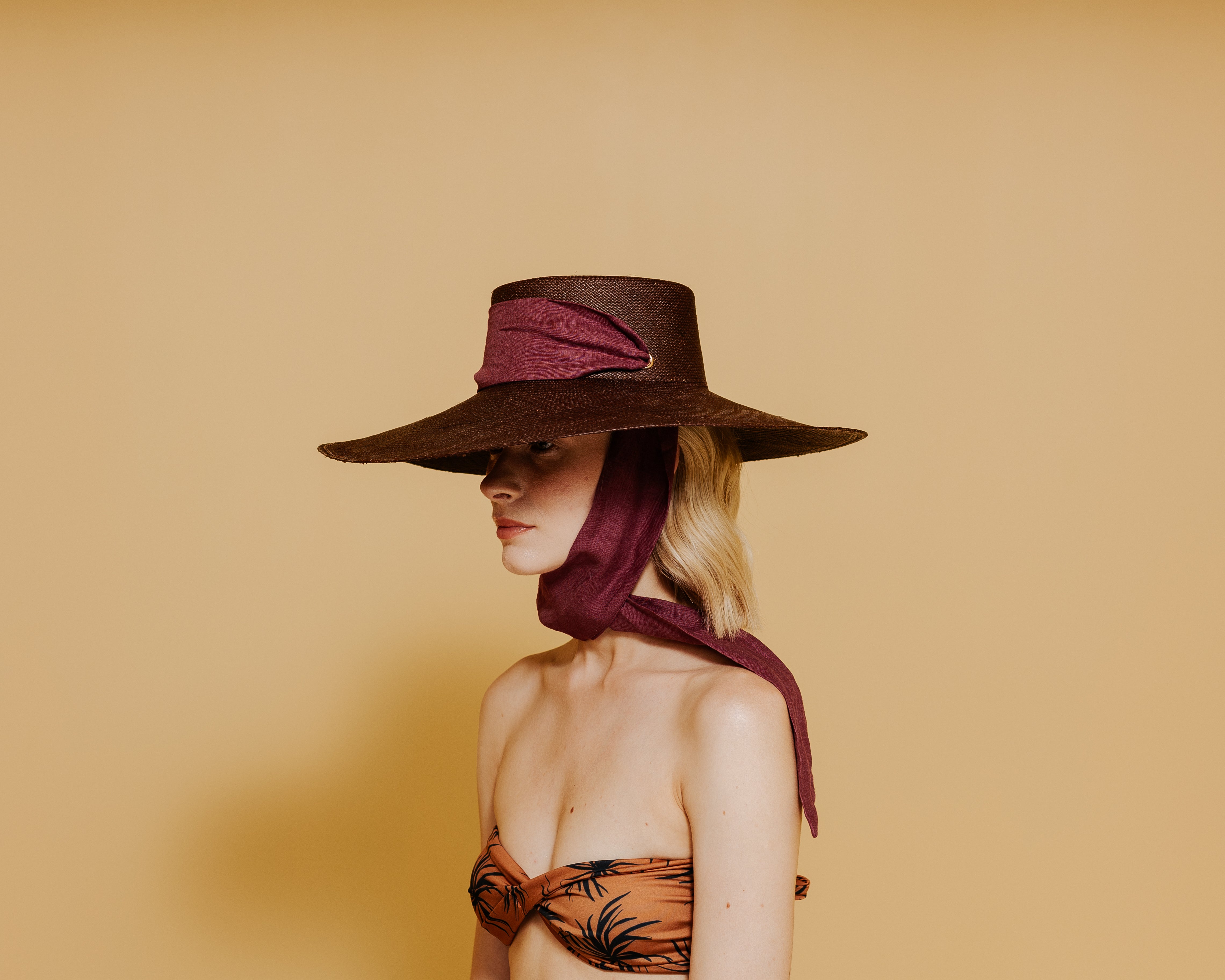 Chapeau en cordovan à bord extra long avec ruban gros-grain ajustable