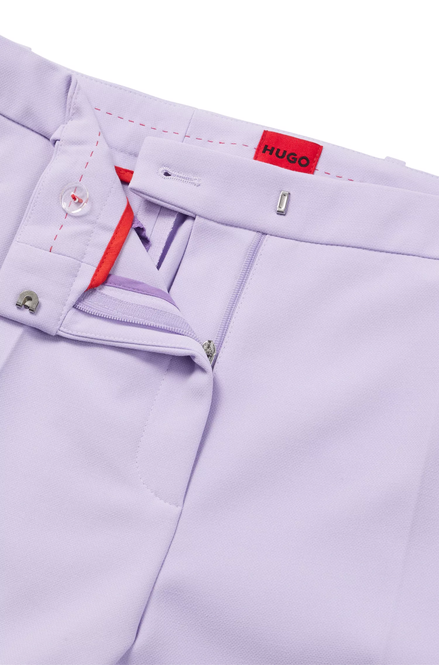 Calça HUGO vermelha, corte regular, em tecido elástico com perna boca de sino.