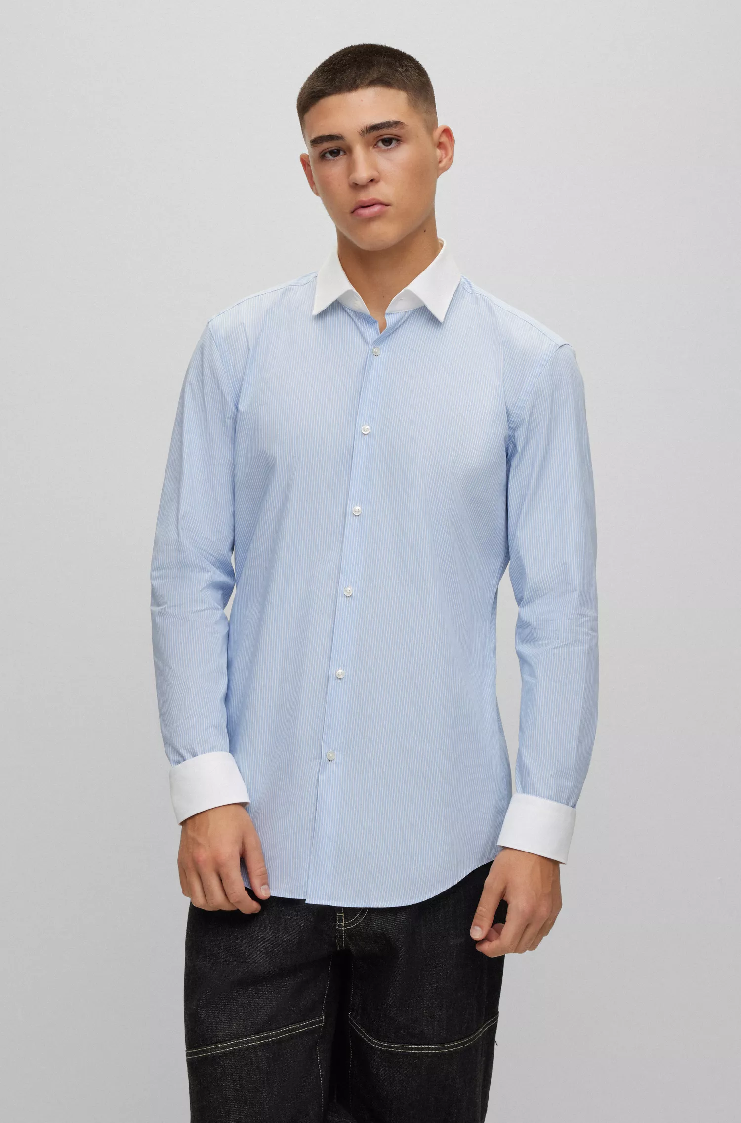 Camisa HUGO vermelha de corte slim em popeline de algodão listrado.