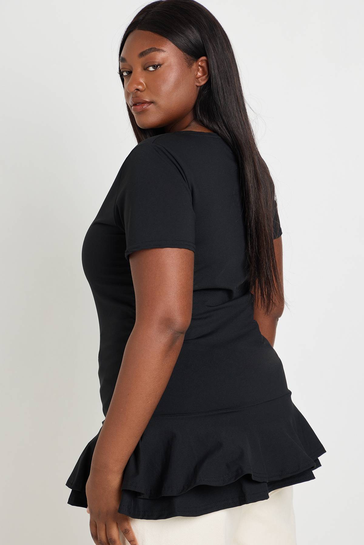 boohoo Haut Péplum Grande Taille À Manches Courtes
