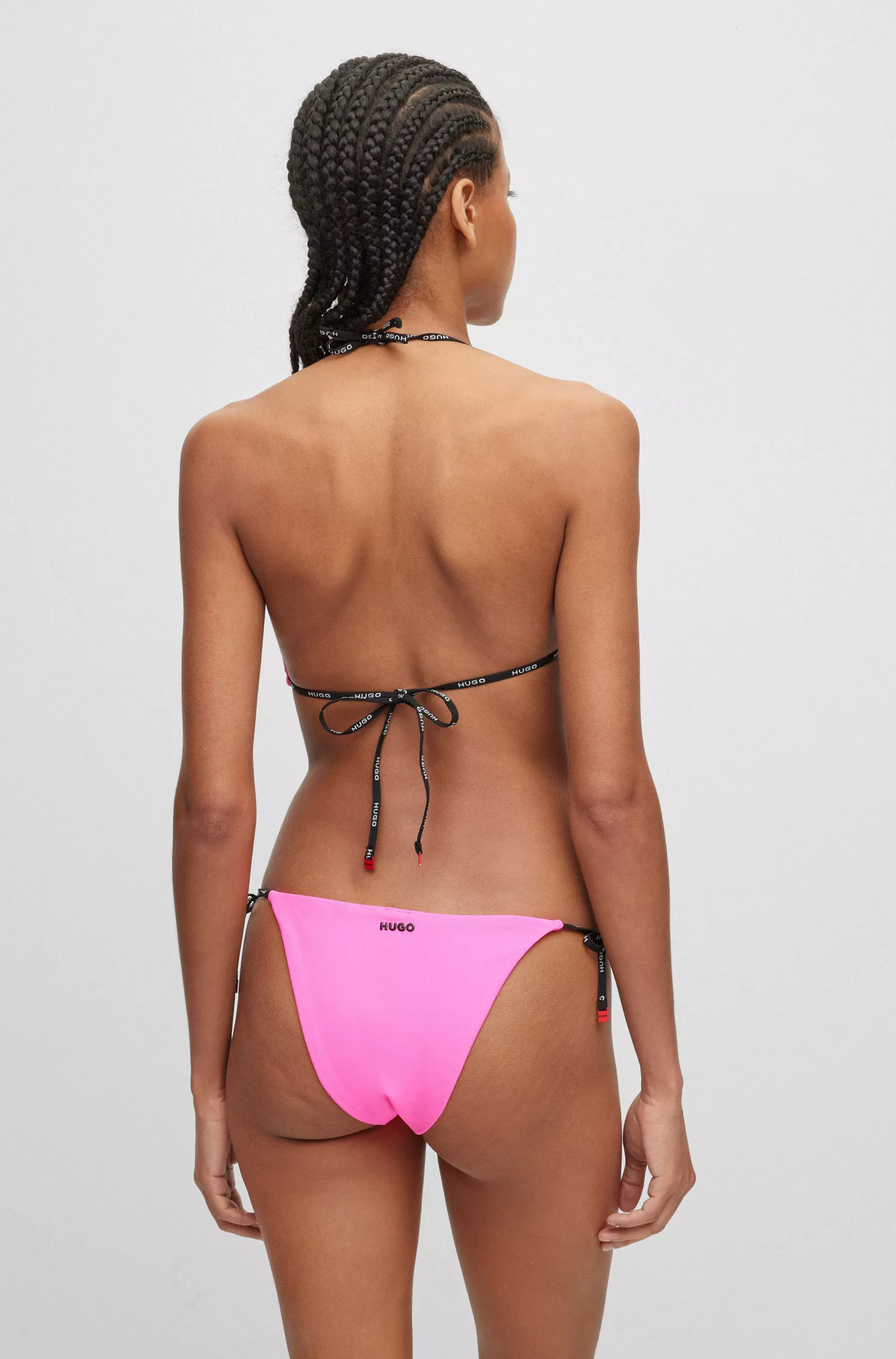 Top de biquíni triangular HUGO com alças vermelhas e detalhe do logo.