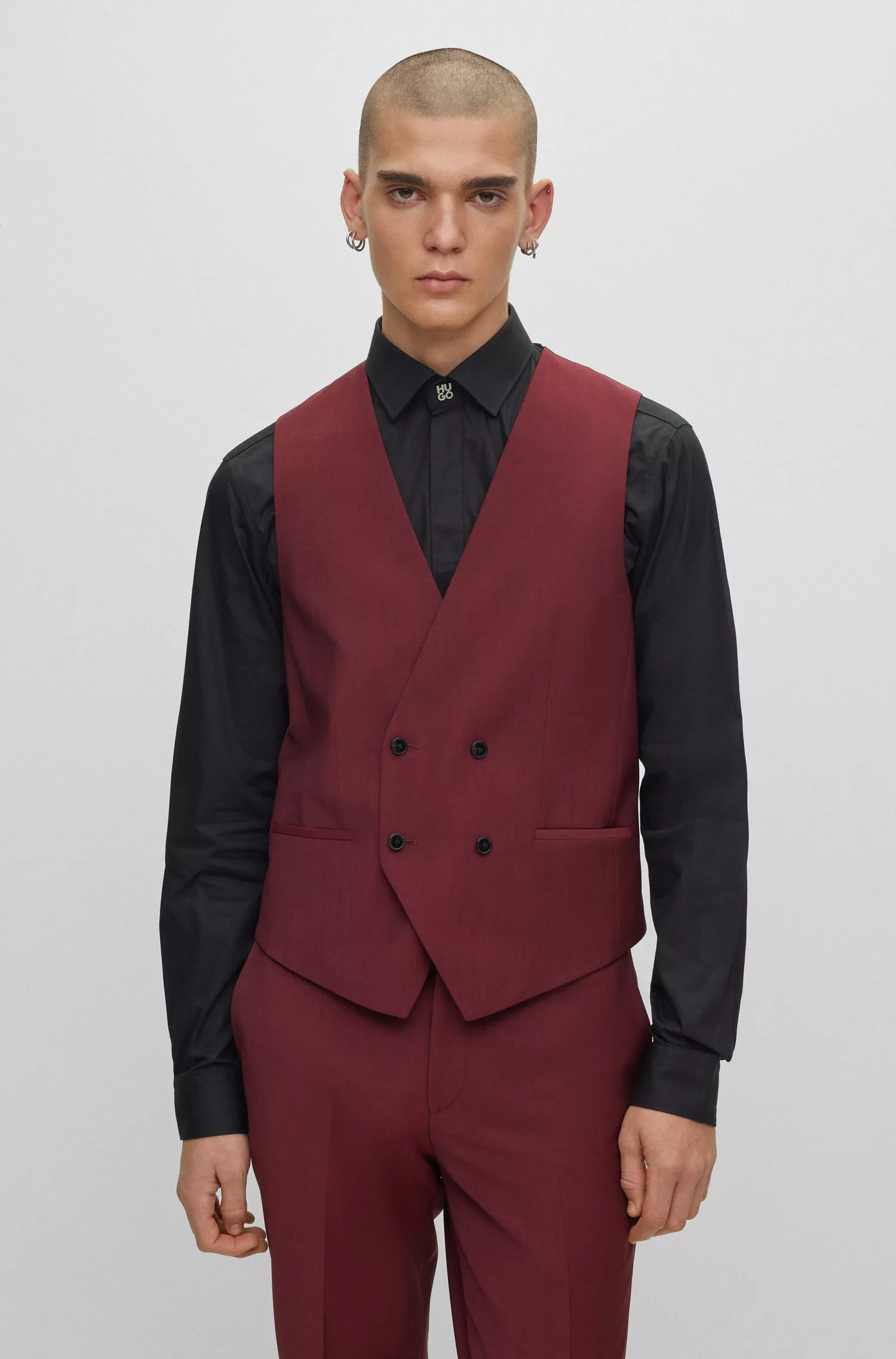 Terno HUGO vermelho de três peças, corte slim, em tecido elástico de alta performance.