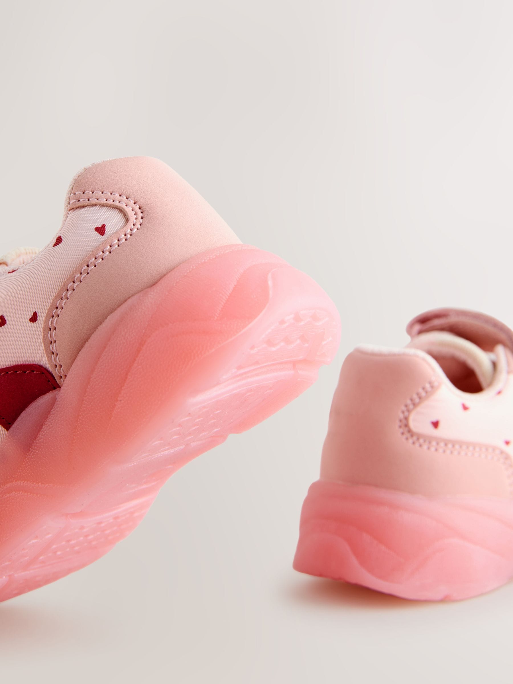 Roze met hartjesprint - Oplichtende sneakers met klittenbandsluiting en elastische veters