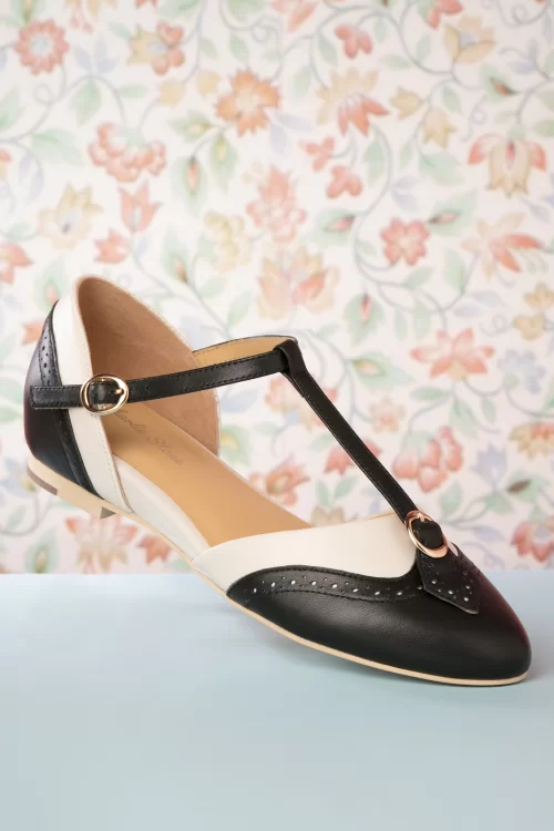 Charlie Stone Parisienne t-strap flats in zwart en crème
