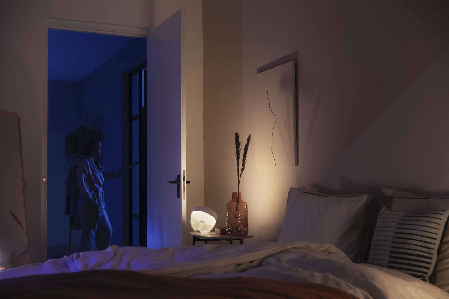 Philips Hue - Iris Table Lamp Gen4 - White & Color Ambiance - Bluetooth