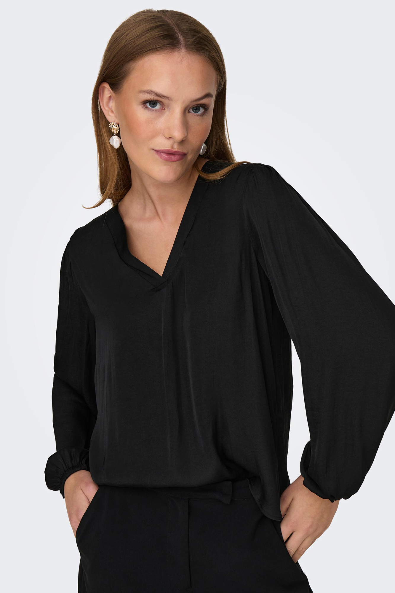 Blusa de cetim com decote em V