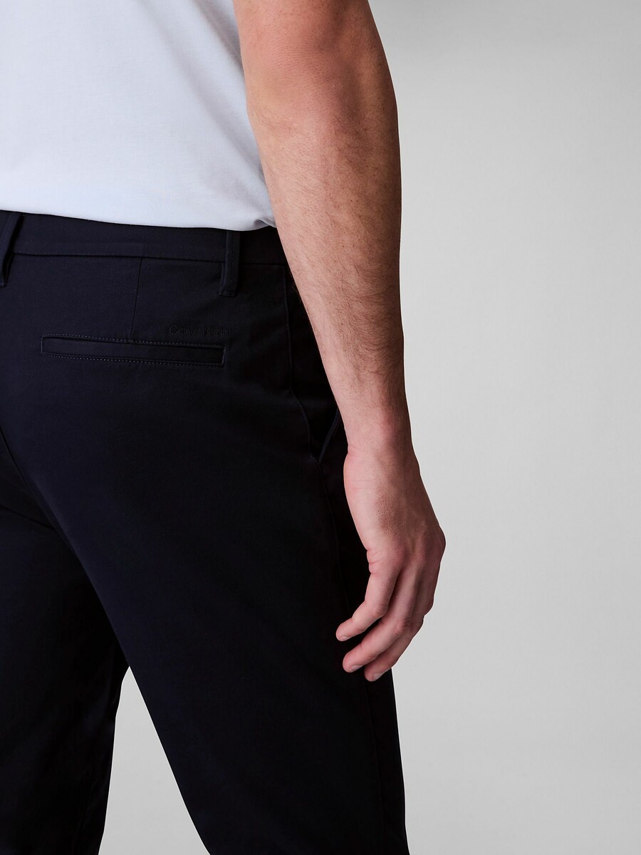 CALVIN KLEIN<br>Calça chino em tecido stretch