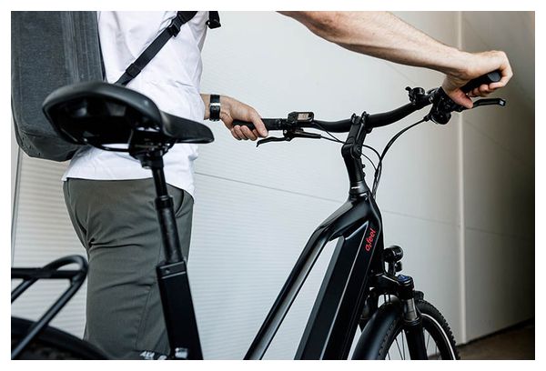 VTC Électrique O2 Feel iSwan Explorer Boost 6.1 Mid Shimano Alivio 9V 432 Wh 26'' Noir Intense
