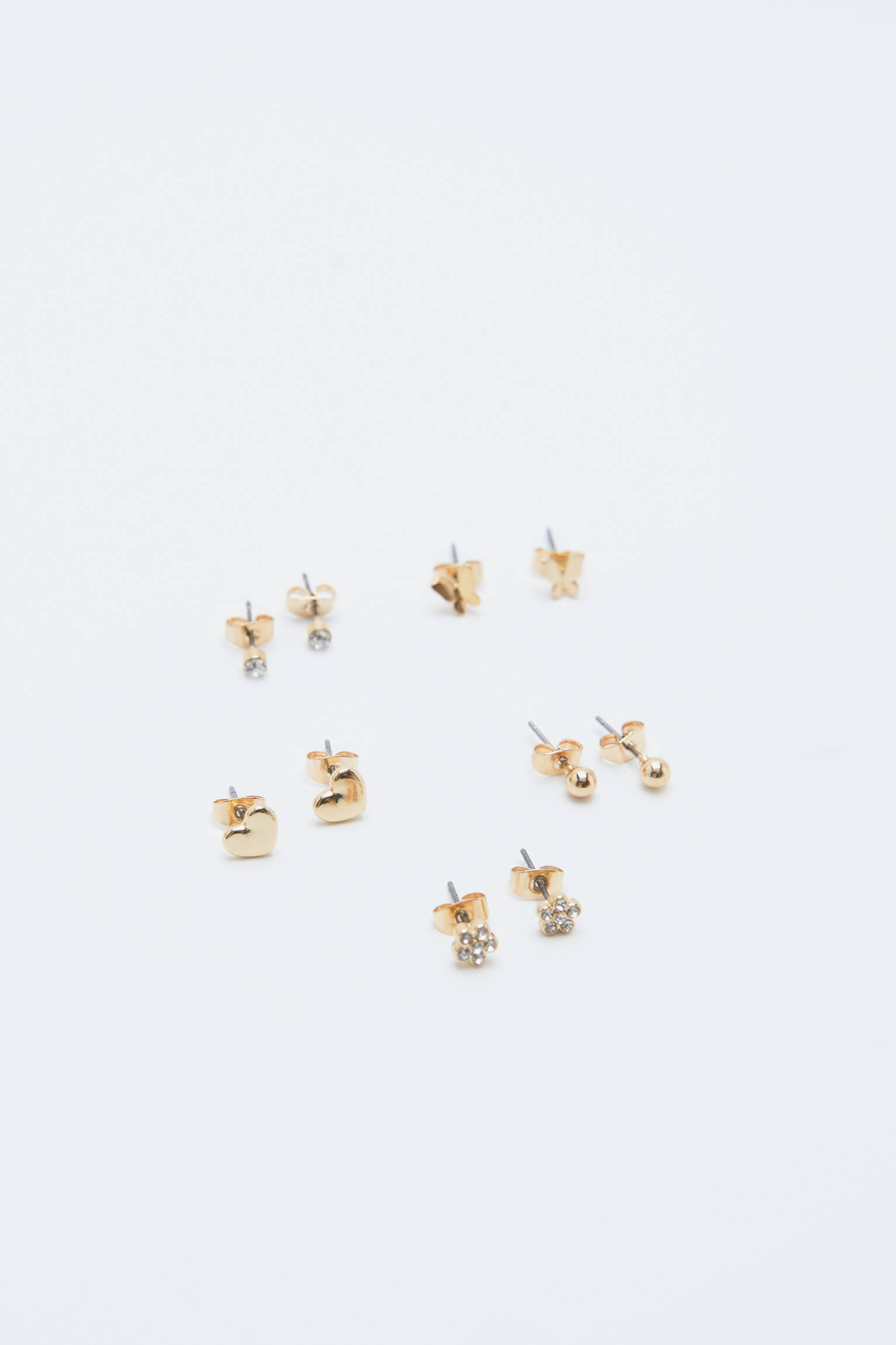 Conjunto de 9 brincos dourados.