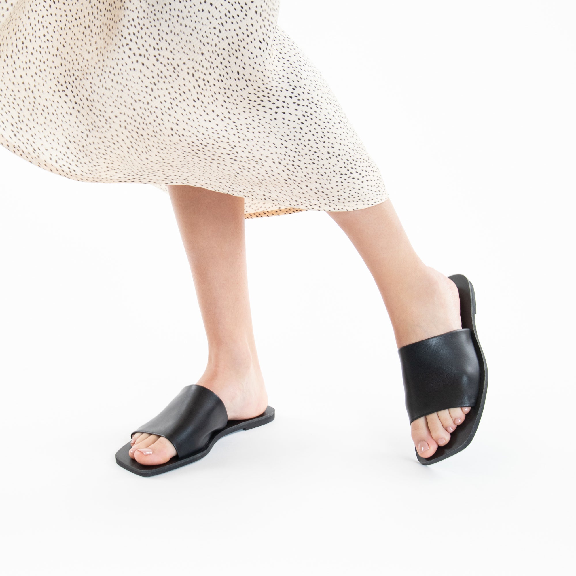 Sandales plates-Mules plates Sandra à large bride noire
