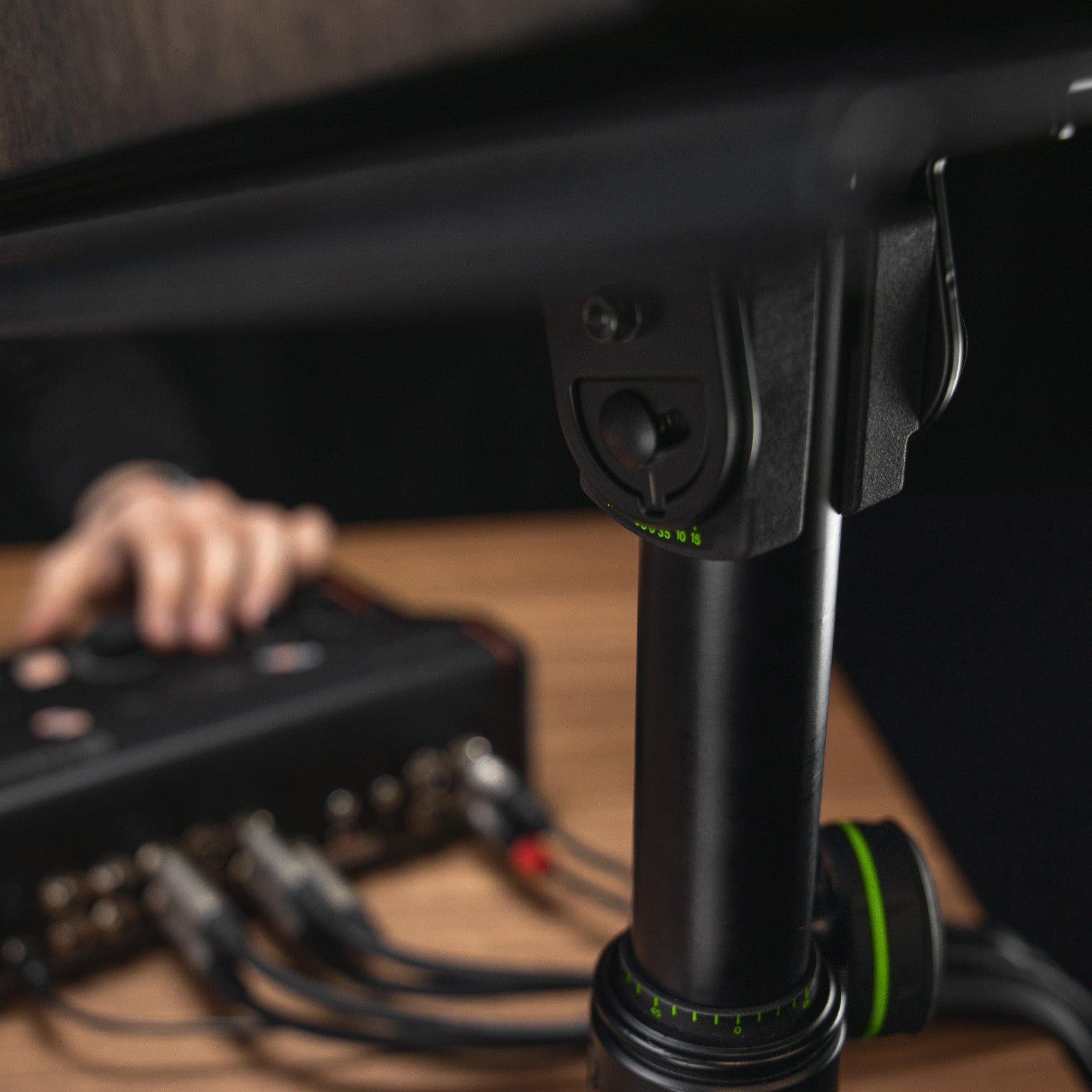 Gravity SP 3102 studiomonitor standaard