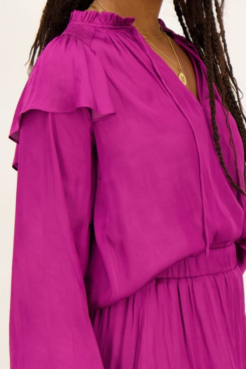 Paarse blouse met ruffles satijnen look
