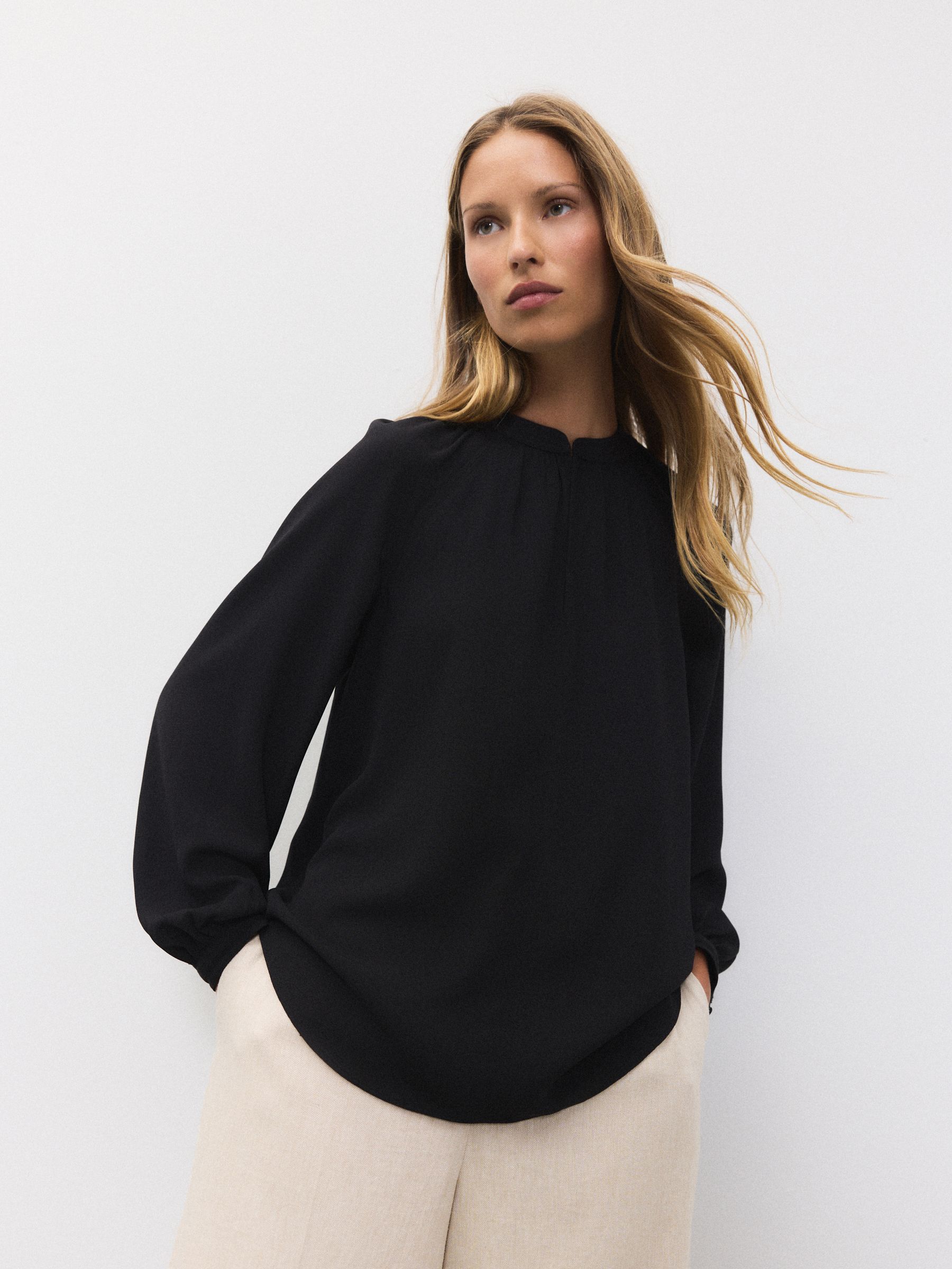 Zwart - Blouse met V-hals en lange mouwen