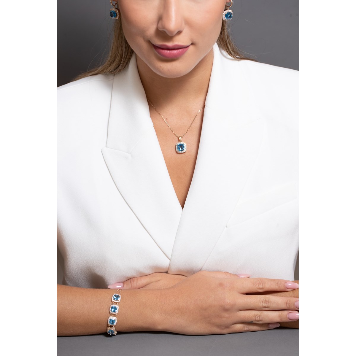 Collier mono-motif MARGARET en Plaqué Or avec pierre synthétique bleu topaze