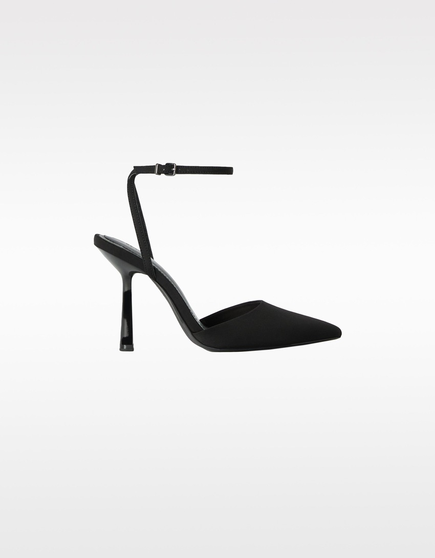Sapatos de salto com tira no calcanhar