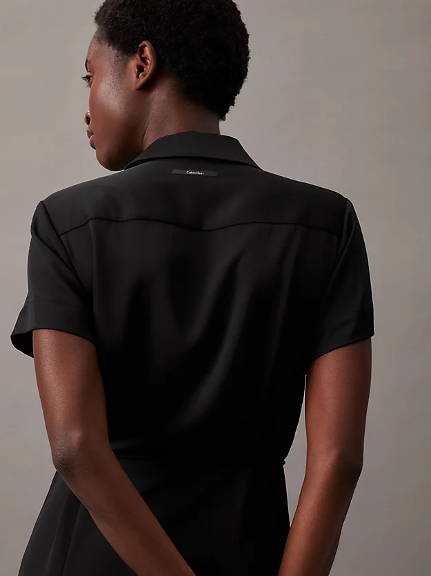Vestido camisa midi de crepe com modelagem solta