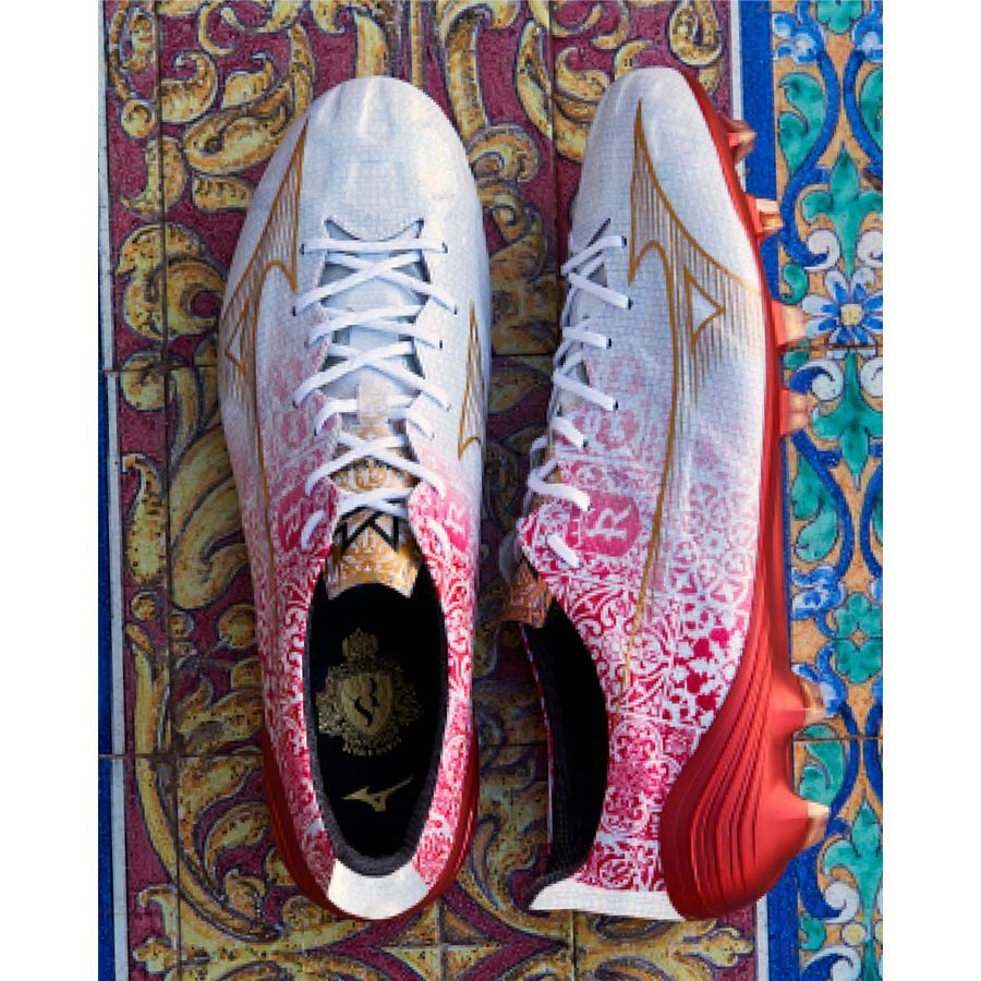 Mizuno Alpha Made in Japan FG/AG Sergio Ramos 4 Vol. lll - Blanc/Doré/Rouge ÉDITION LIMITÉE