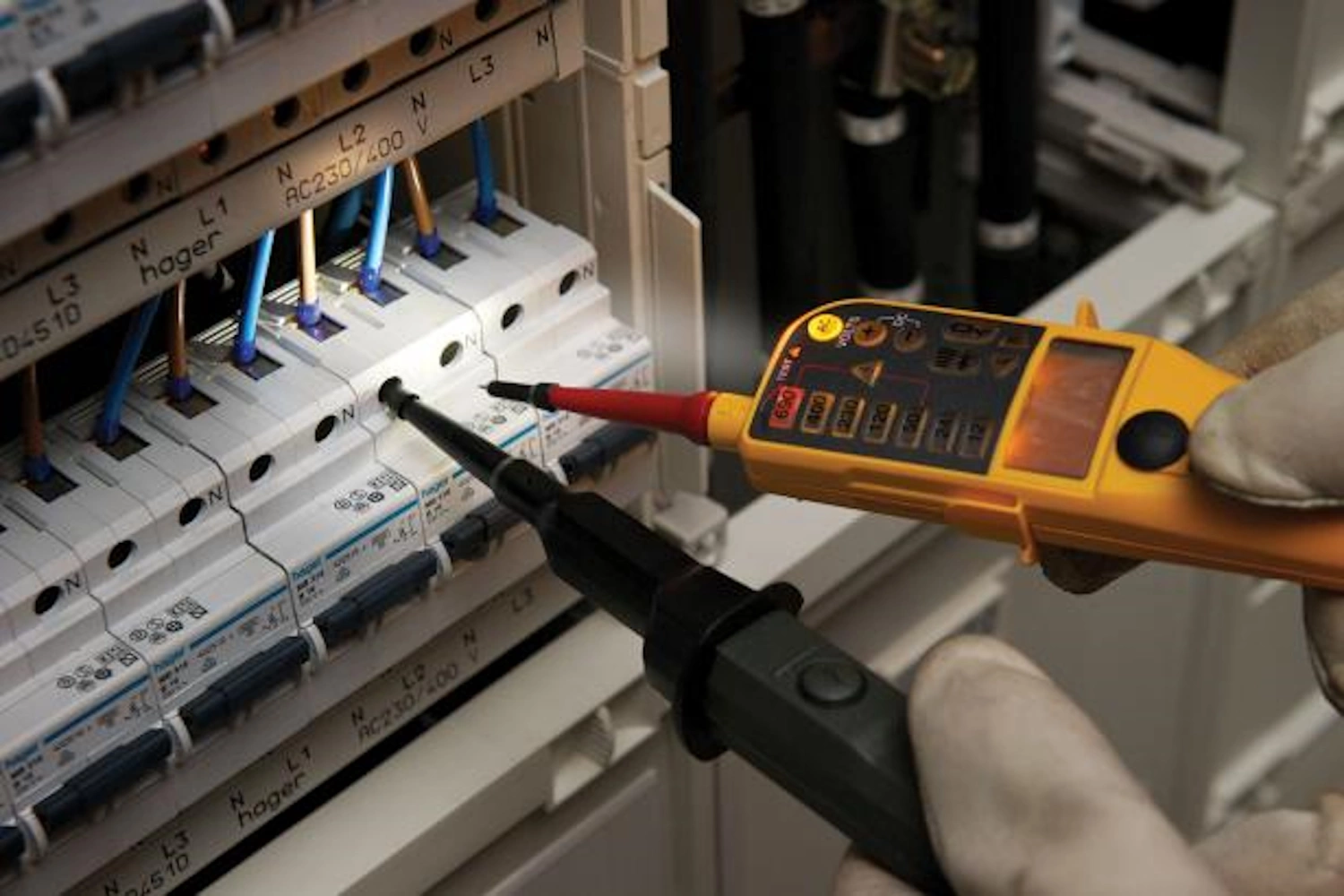 Fluke T150 Tweepolige spannings- en doorbeltester met LCD scherm - Ohm-meting - schakelbare belasting - AC/DC 690V