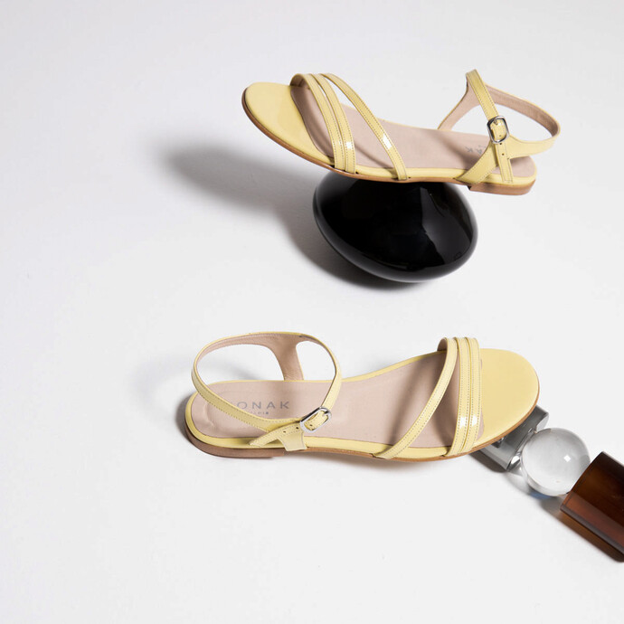 SANDALES À FINES LANIÈRES  En cuir vernis jaune