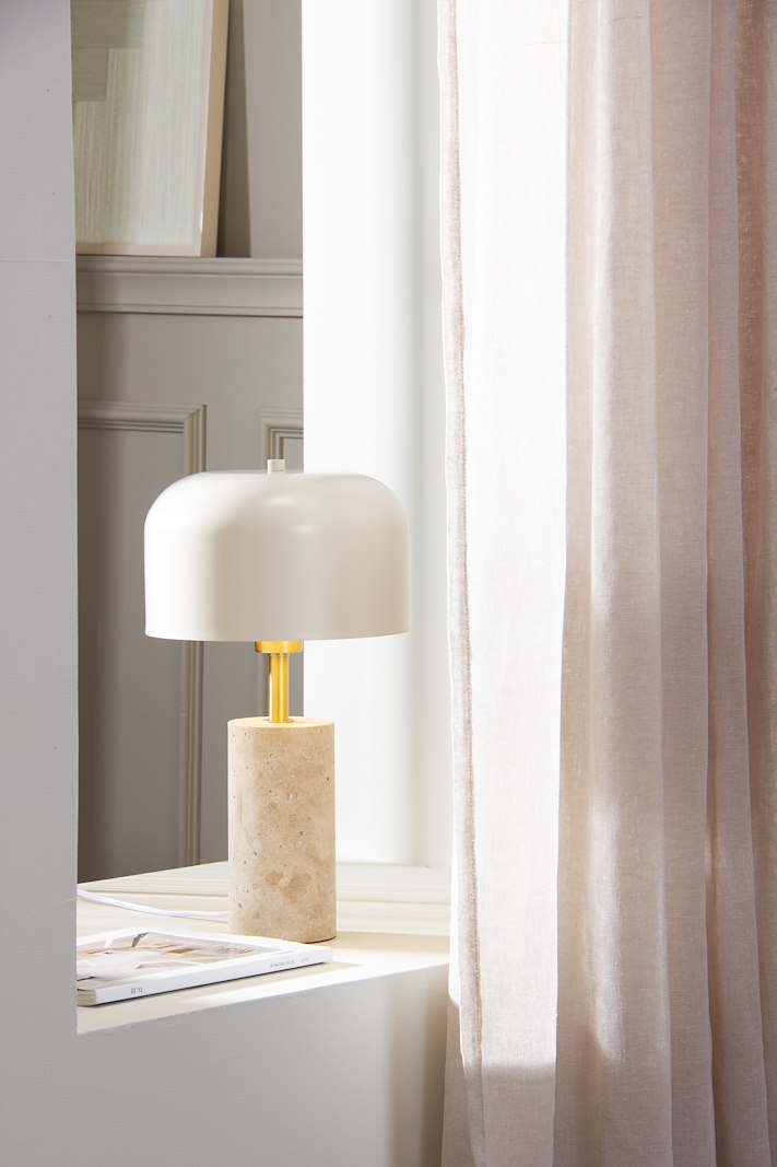 Davao bordlampe Travertine fot med metall skjerm