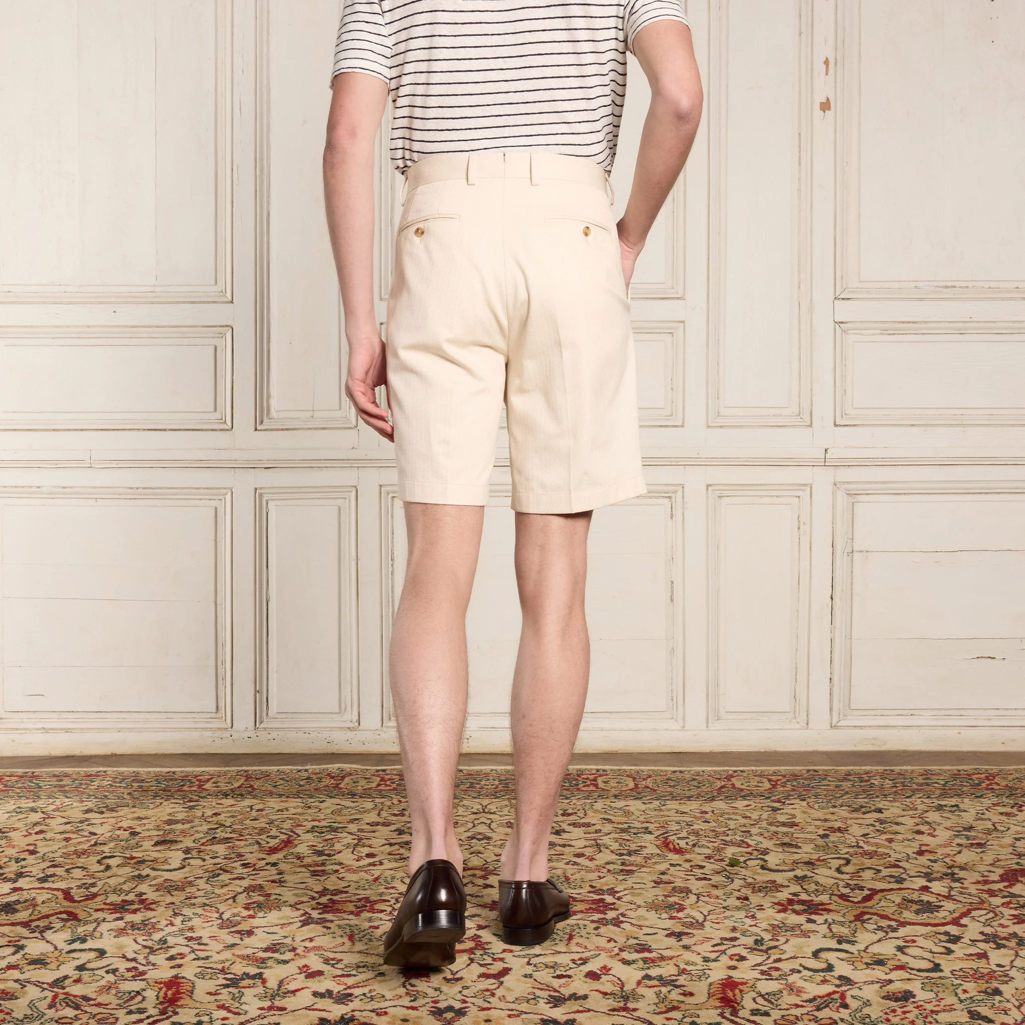 Double-pleated shorts in ecru cotton