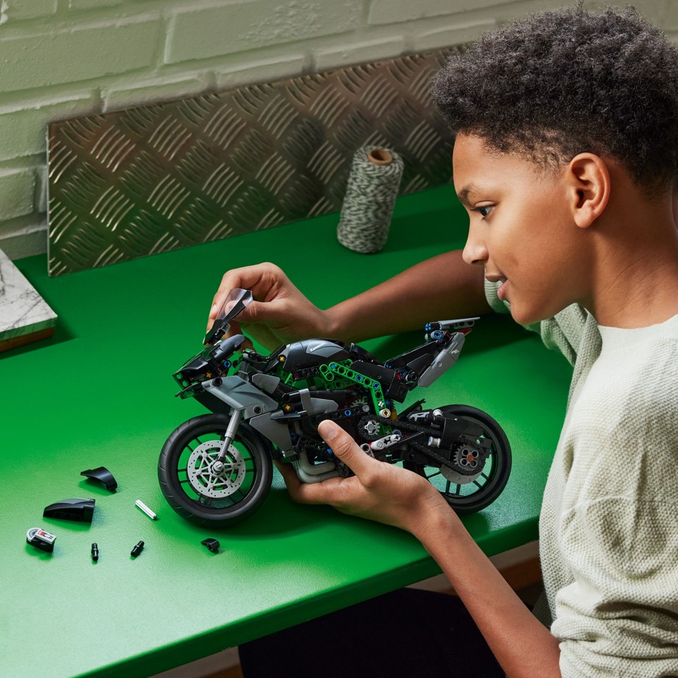 LEGO Technic - Kawasaki Ninja H2R-motorcykel (42170)