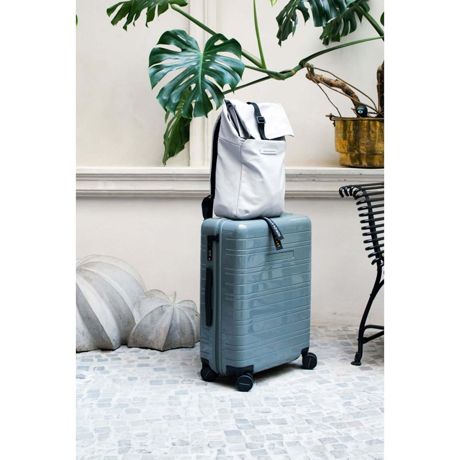 Horizn Studios H6 Essential Check-In Trolley M all white