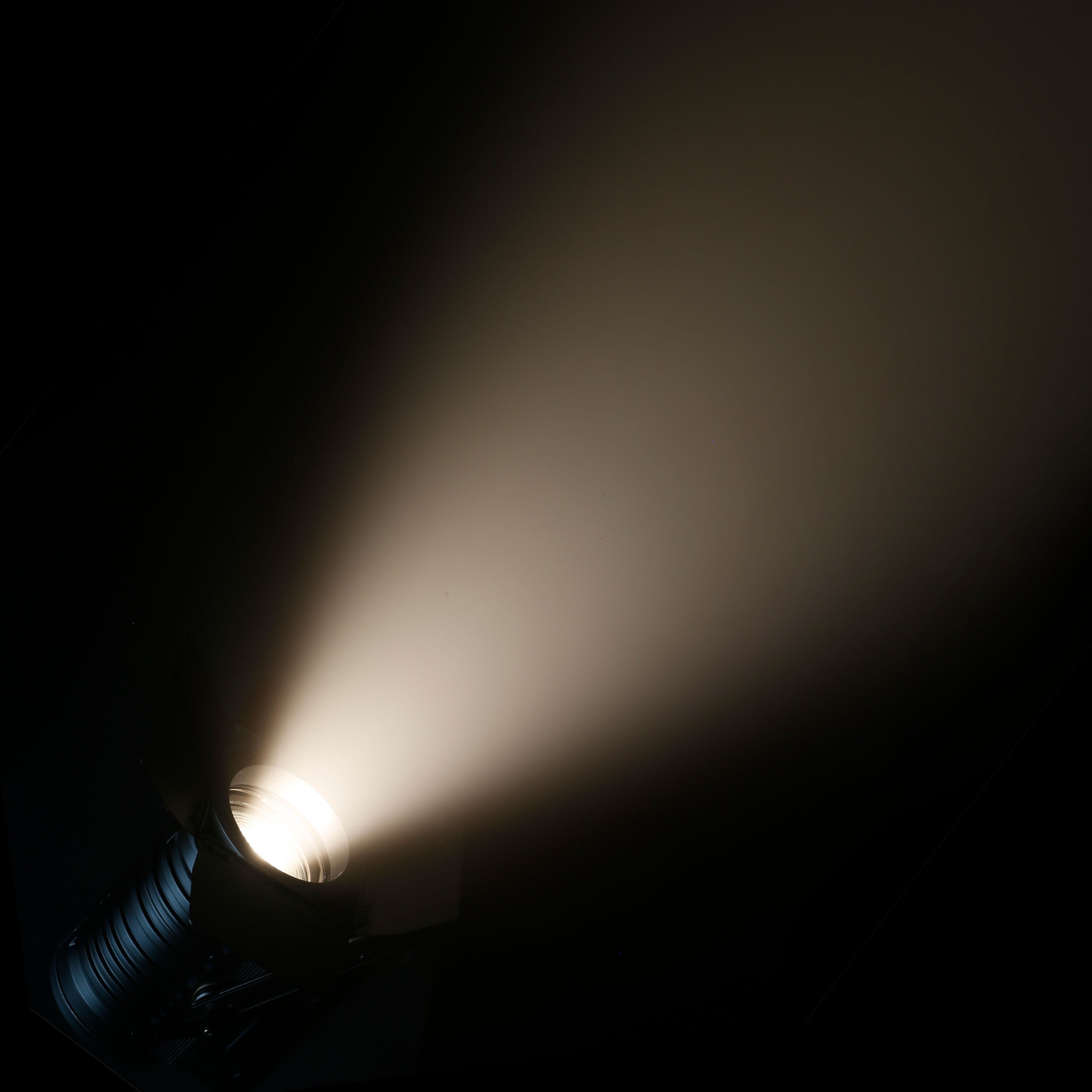 Cameo TS 100 WW theater spotlight met fresnel lens