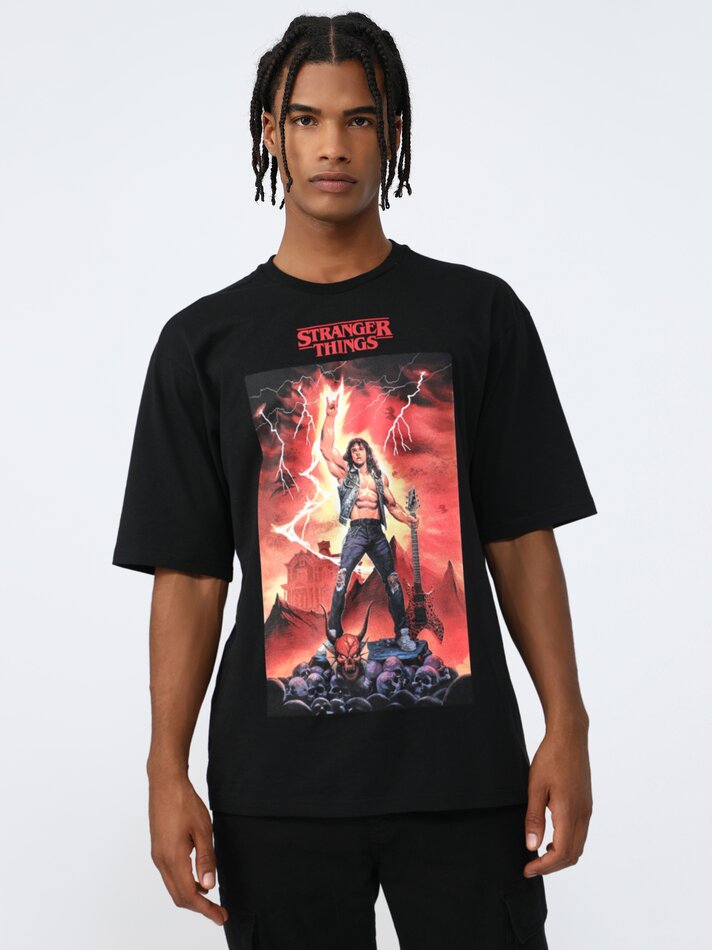 Camiseta estampada de Stranger Things - Netflix. - Preta