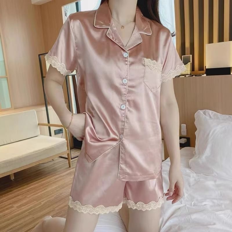 Dazzli - Pyjamaset: Satijnen shirt met korte mouwen, V-hals en kanten paneel + korte broek met elastische taille