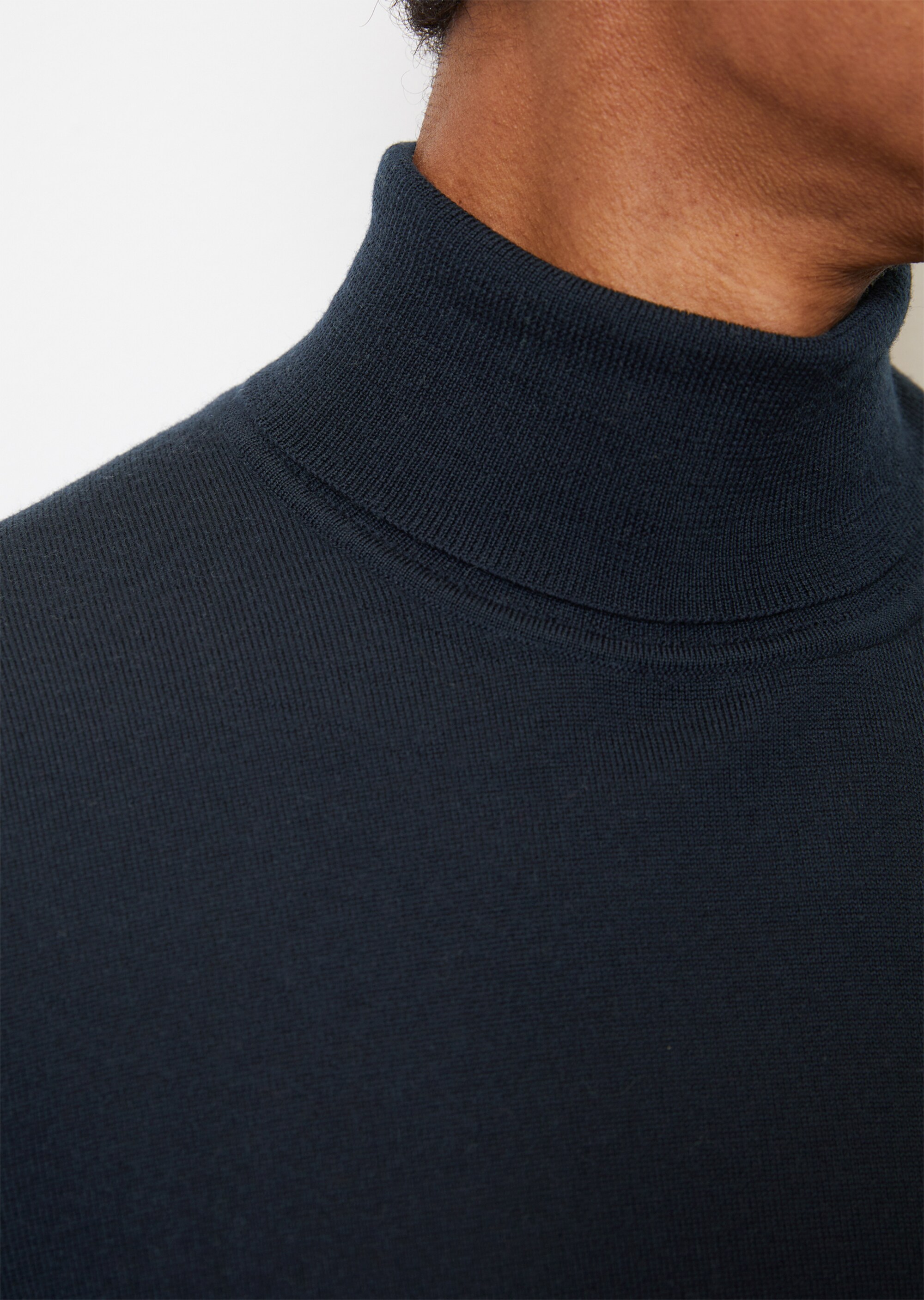 Rollkragen-Pullover shaped aus softer Schurwolle