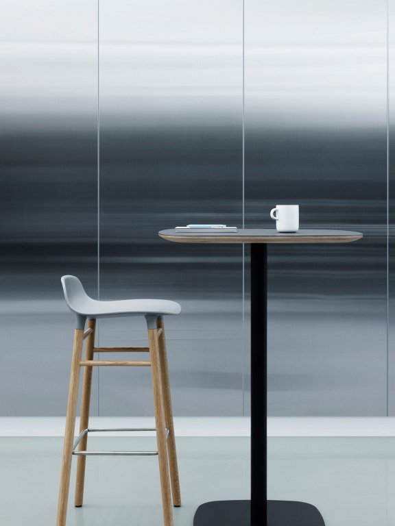 Normann Copenhagen Form Barstool barkruk 75cm met zwart onderstel zwart