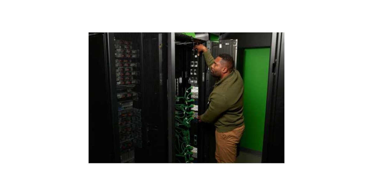 APCAPDU10350SW - Switched, 0U, 32A, 400V  (Zwart, (24x) C13/15 + (24x) C13/15/19/21, IEC60309 32A 3Fase stekker)