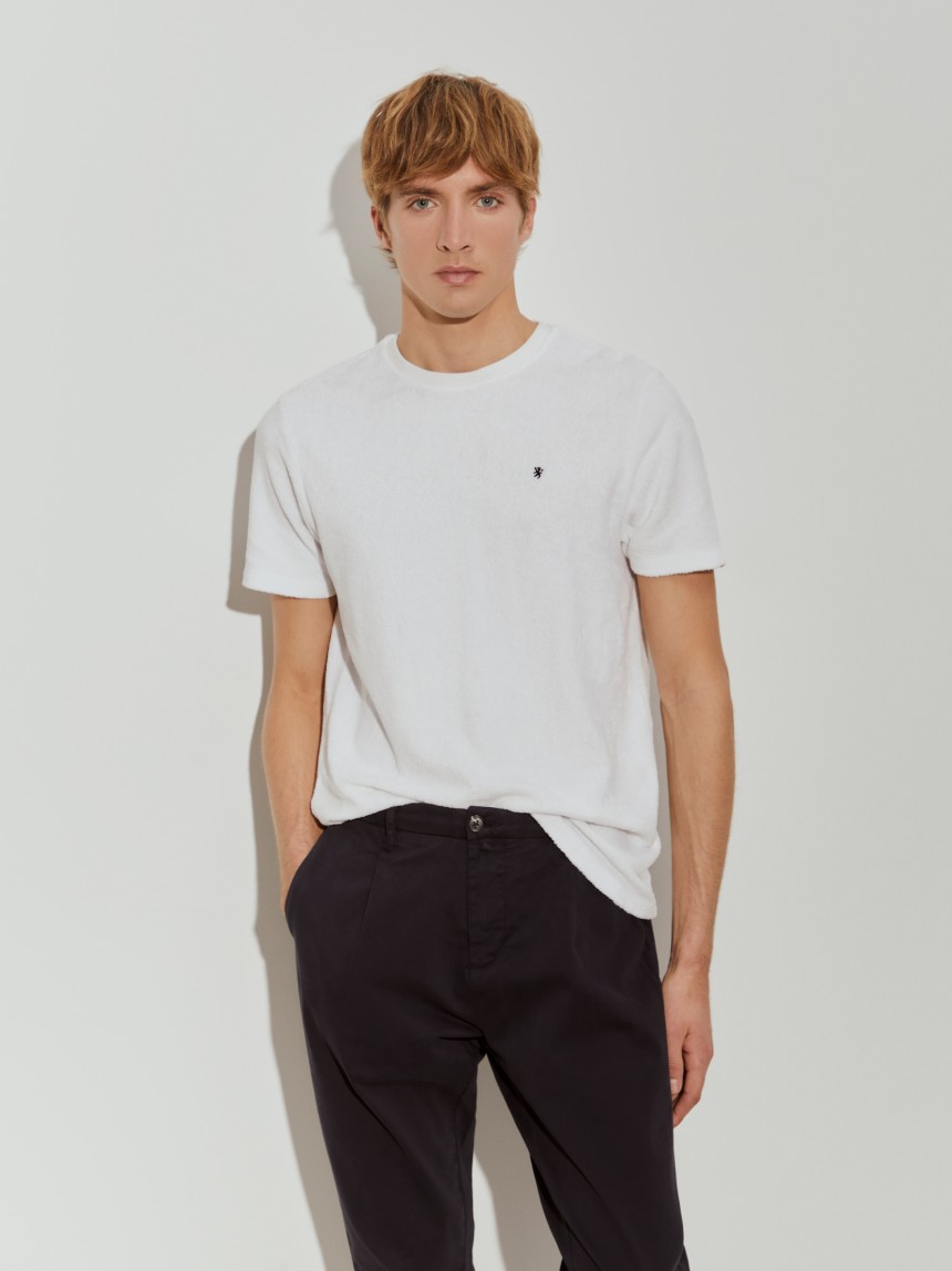 Calças chino regular fit com pregas