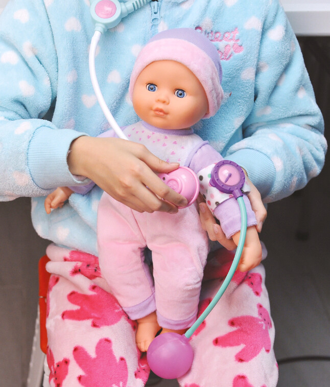 Mother Love - Interaktiv Baby Dukke Med Sut, Tøj Og Stetoskop - 38 CM