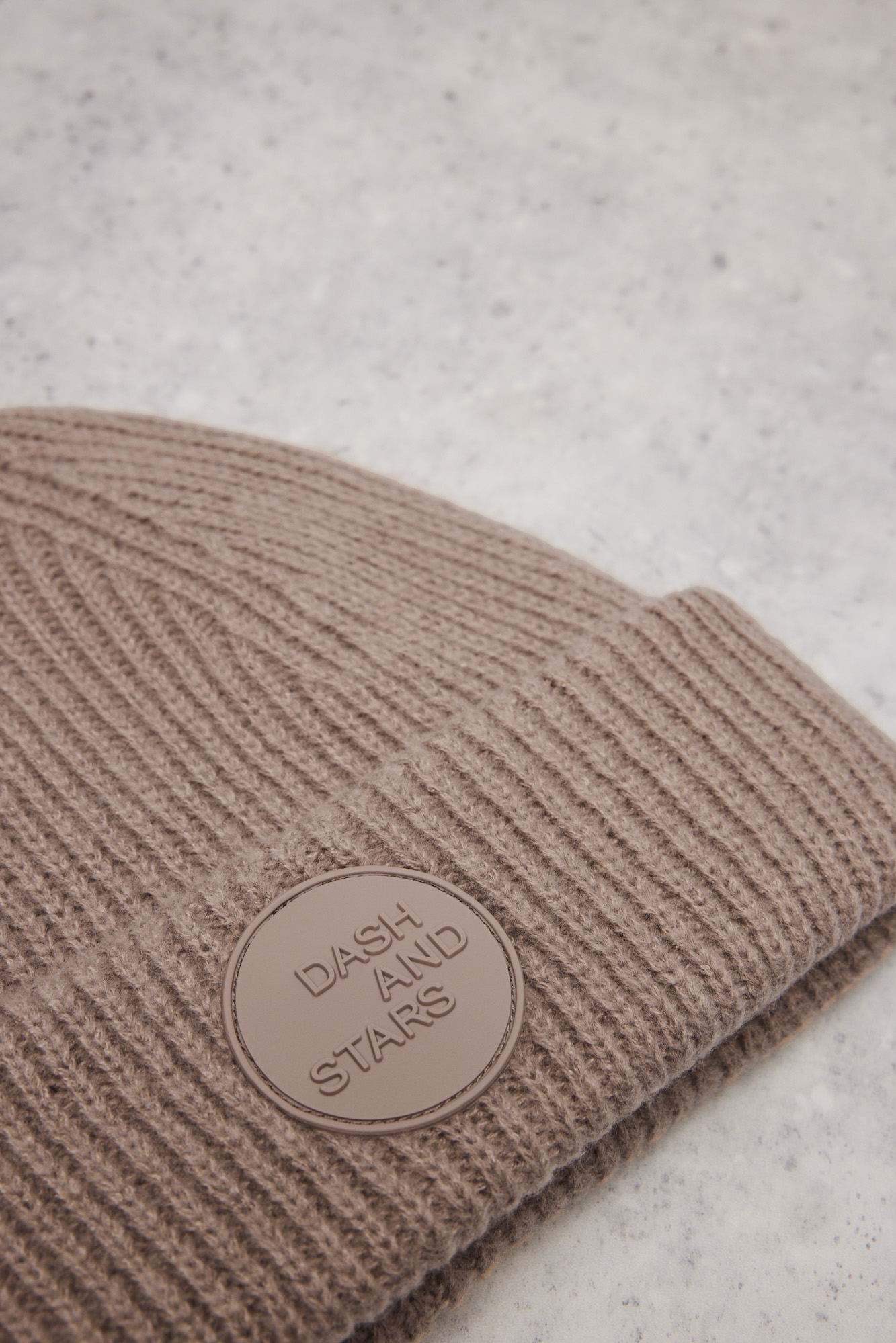 Gorro de malha marrom com logotipo