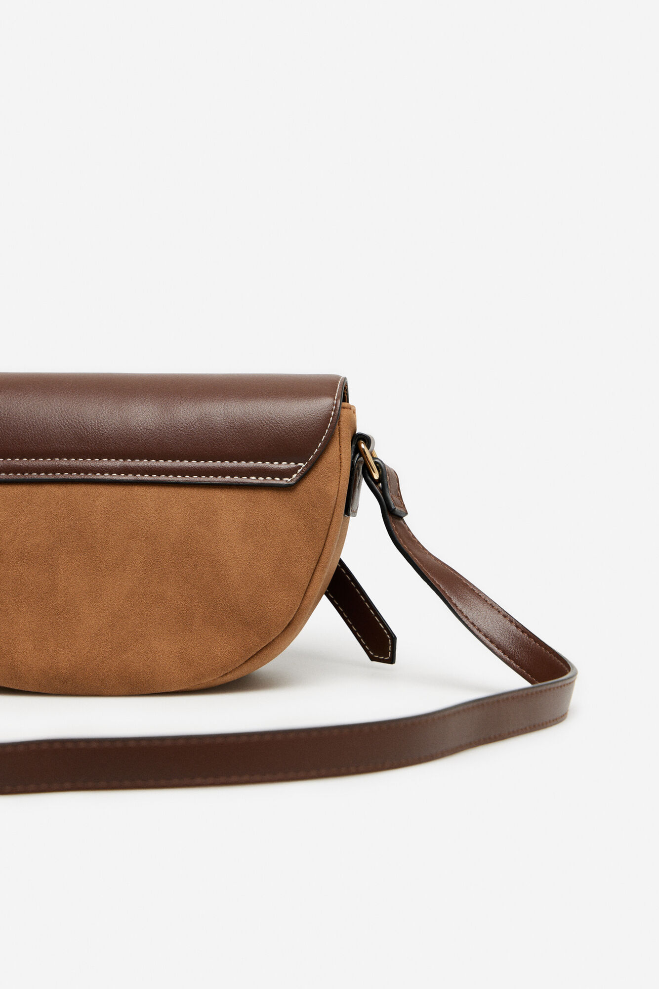 Bolsa de ombro com aba pespontada