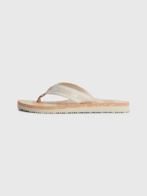 Chinelo com tiras de tecido monogramado