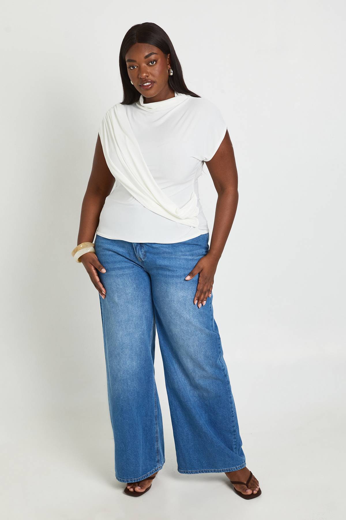 boohoo Haut Grande Taille À Manches Courtes Avec Détail Drapé Effet Slinky