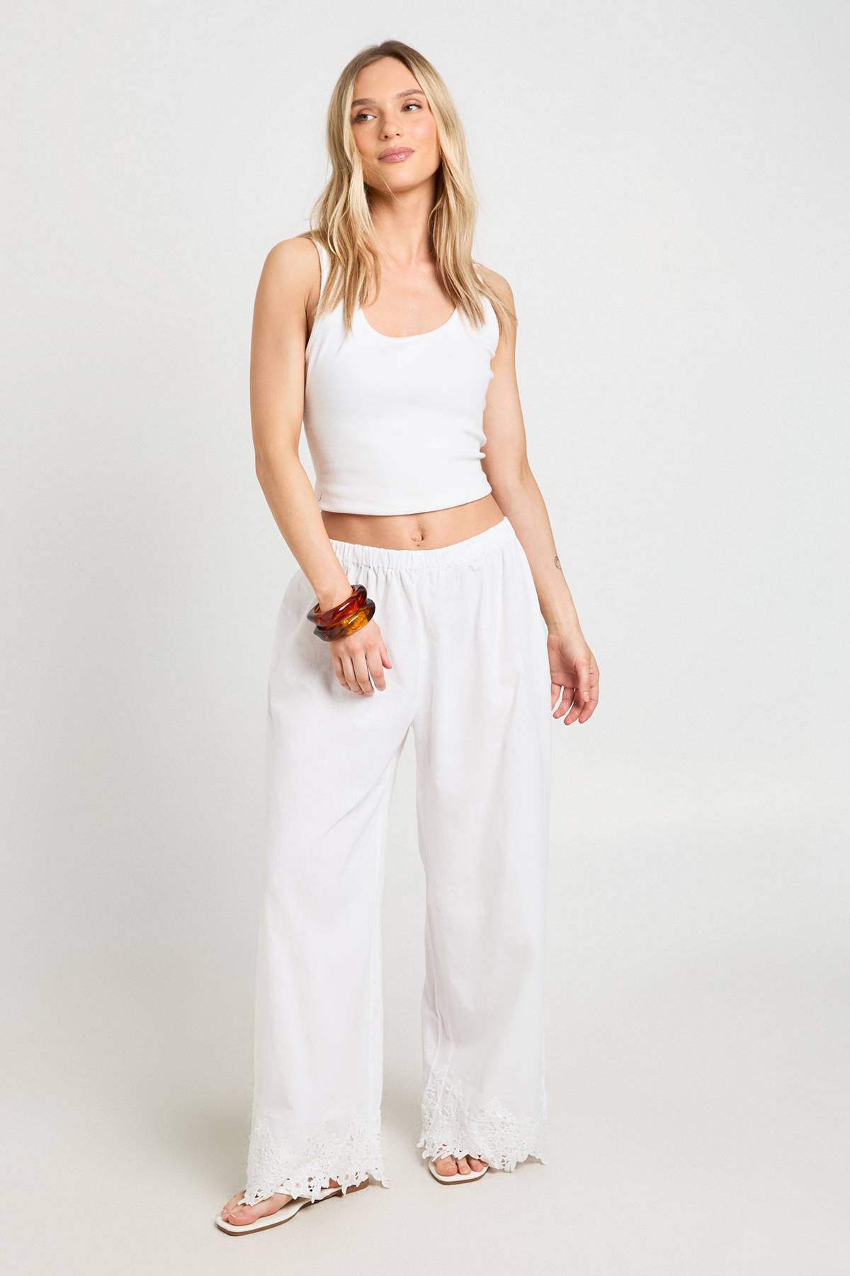 boohoo Pantalon Large Petite Avec Bordure Brodée